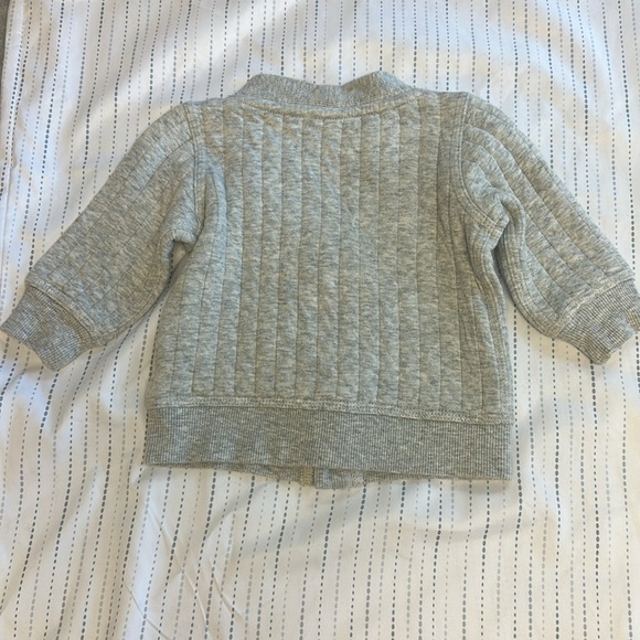 H&M - long sleeve lightly quilted V-neck cardigan  sweater. Size 6 months - Picture 3 of 3